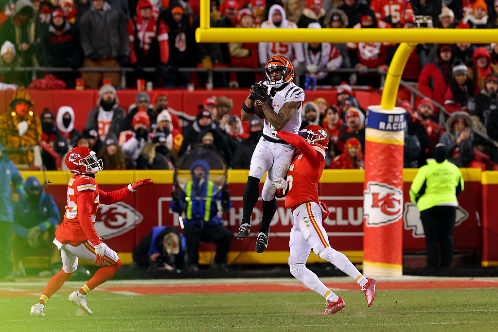 Wide Receiver Ja'Marr Chase (C) of the Cincinnati Bengals catches a pass in the NFL American Football Conference Championship Game against the Kansas City Chiefs at Arrowhead Stadium in Kansas City, Missouri, January 29, 2023. /CFP