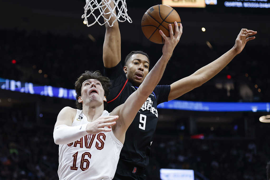 Cedi Osman (#16) of the Cleveland Cavaliers drives toward the rim in the game against the Los Angeles Clippers at the Rocket Mortgage FieldHouse in Cleveland, Ohio, January 29, 2023. /CFP