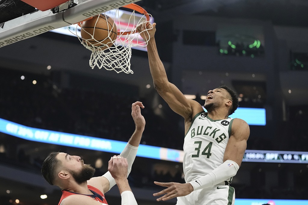 Giannis Antetokounmpo (#34) of the Milwaukee Bucks dunks in the game against the New Orleans Pelicans at Fiserv Forum in Milwaukee, Wisconsin, January 29, 203. /CFP