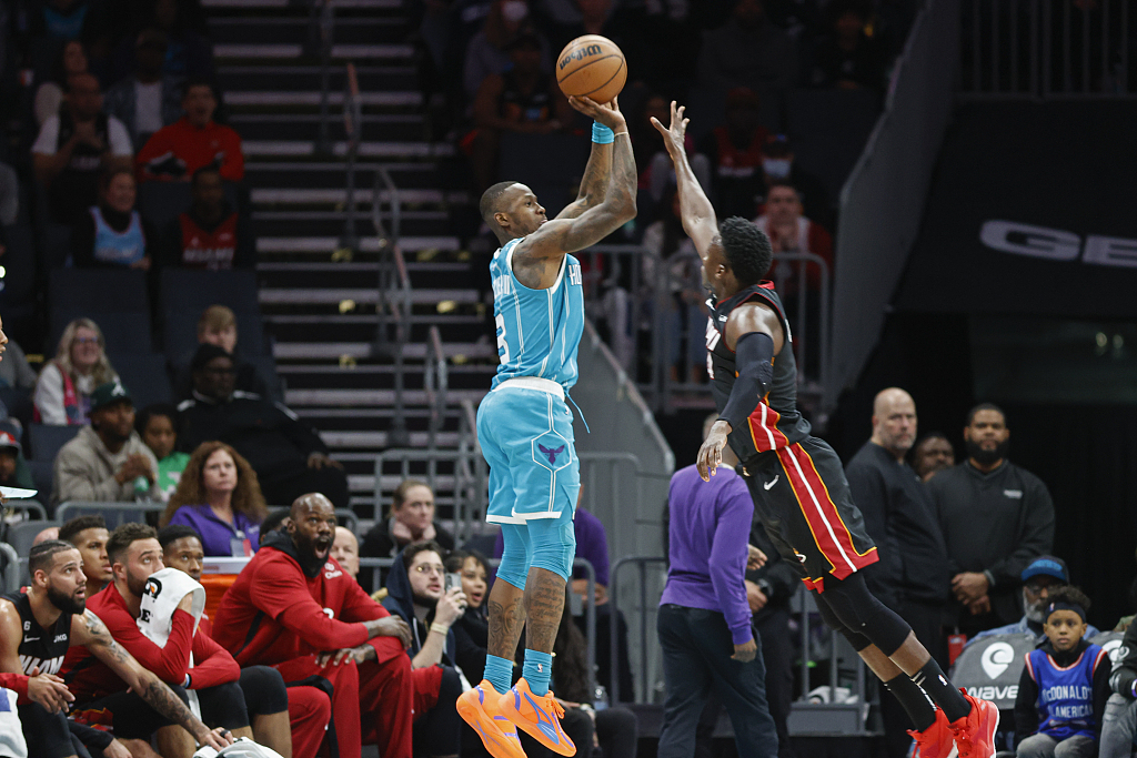 Terry Rozier (L) of the Charlotte Hornets shoots in the game against the Miami Heat at the Spectrum Center in Charlotte, North Carolina, January 29, 2023. /CFP
