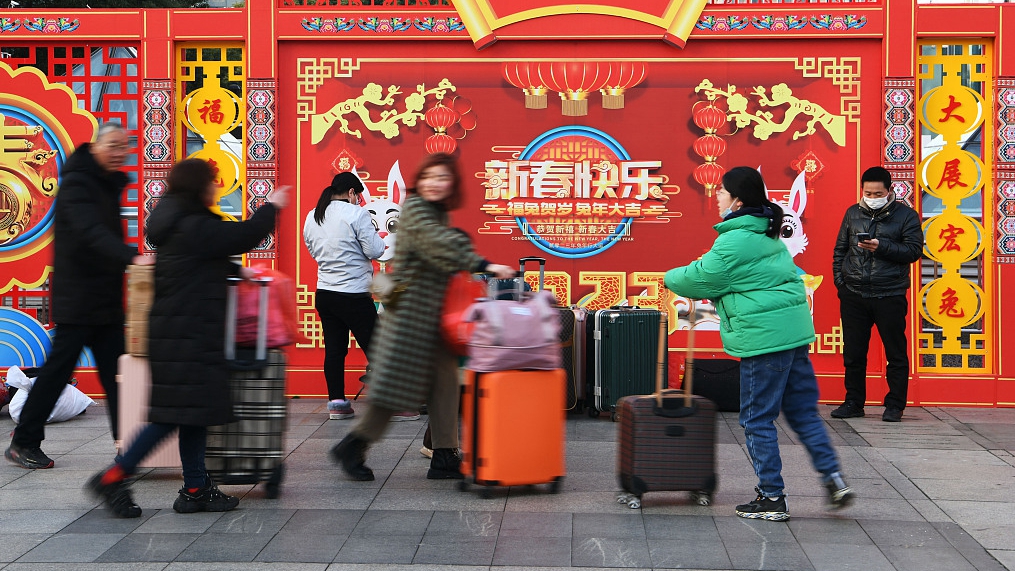 People at Nanchang Railway Station, January 29, 2023. /CFP
