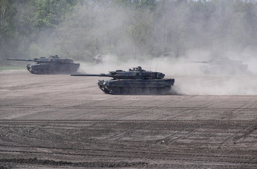 Leopard 2 tanks are seen in a training demonstration in Munster, Germany, May 20, 2019. /Xinhua
