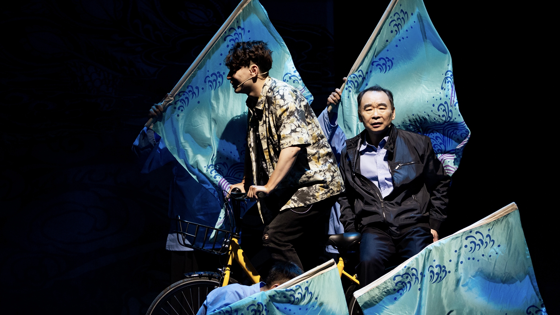 Song Tianshuo (L) and Song Yan (R) in the play 