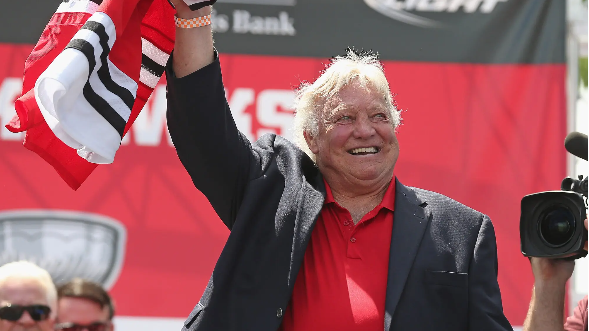 Bobby Hull during a parade and rally celebrating a Chicago Blackhawks championship win in U.S., June 2013. /CFP