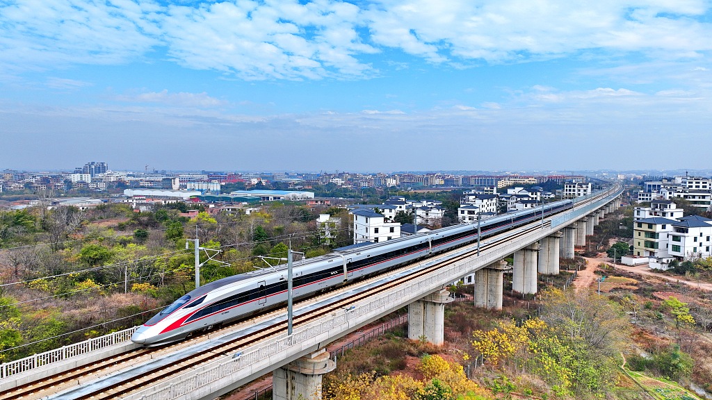 A Fuxing high-speed train runs on the Nankang section of the Jiangxi-Shenzhen high-speed railway in Ganzhou City of east China's Jiangxi Province, January 10, 2023. /CFP