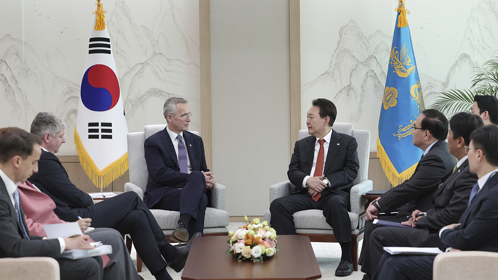 South Korean President Yoon Suk Yeol (right), talks with NATO Secretary General Jens Stoltenberg (left) during a meeting at the presidential office in Seoul, South Korea, January 30, 2023. /VCG