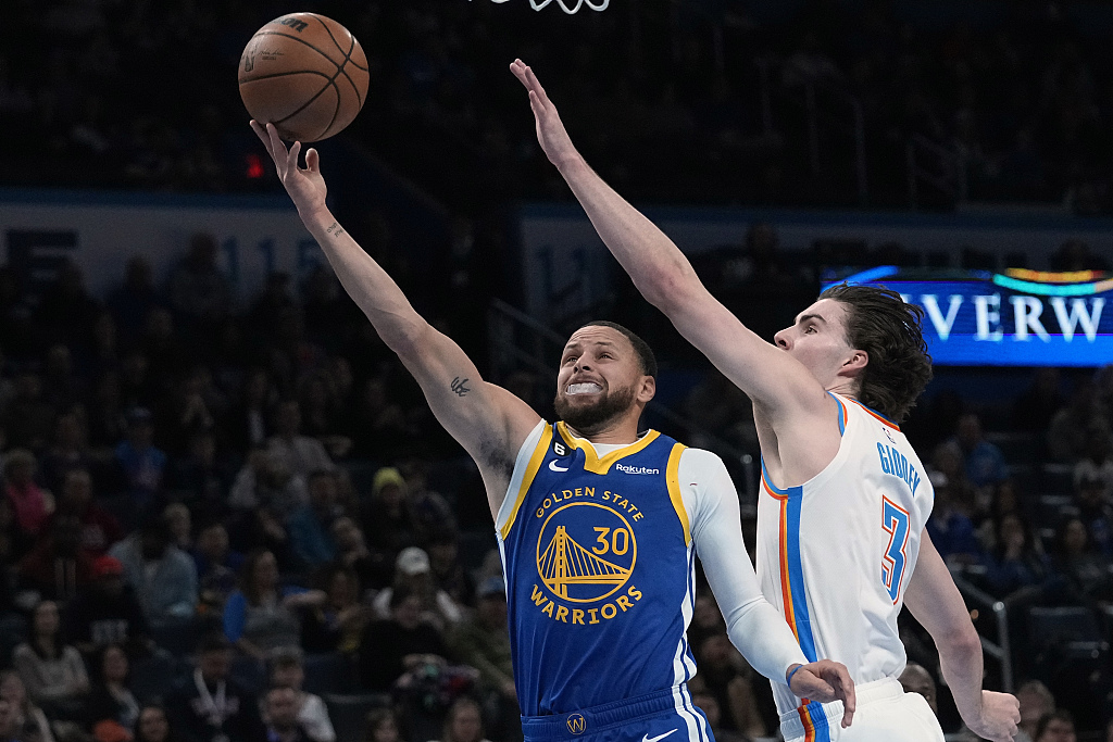 Stephen Curry (#30) of the Golden State Warriors drives toward the rim in the game against the Oklahoma City Thunder at Paycom Center in Oklahoma City, Oklahoma, January 30, 2023. /CFP