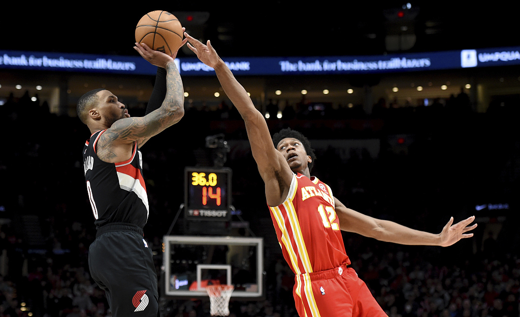 Damian Lillard (L) of the Portland Trail Blazers shoots in the game against the Atlanta Hawks at the Moda Center in Portland, Oregon, January 30, 2023. /CFP