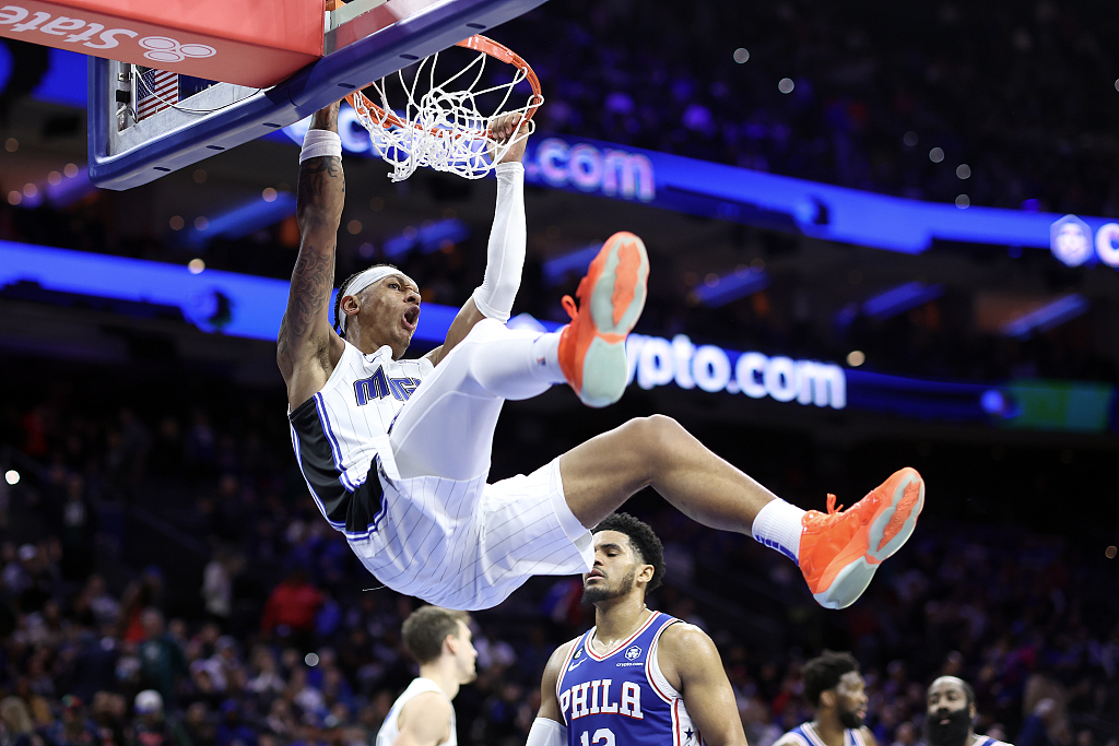 Paolo Banchero (C) of the Orlando Magic dunks in the game against the Philadelphia 76ers at the Wells Fargo Center in Philadelphia, Pennsylvania, January 30, 2023. /CFP