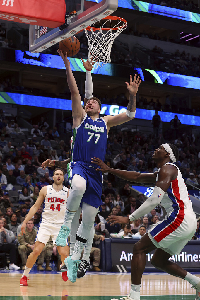 Luka Doncic (#77) of the Dallas Mavericks drives toward the rim in the game against the Detroit Pistons at American Airlines Center in Dallas, Texas, January 30, 2023. /CFP