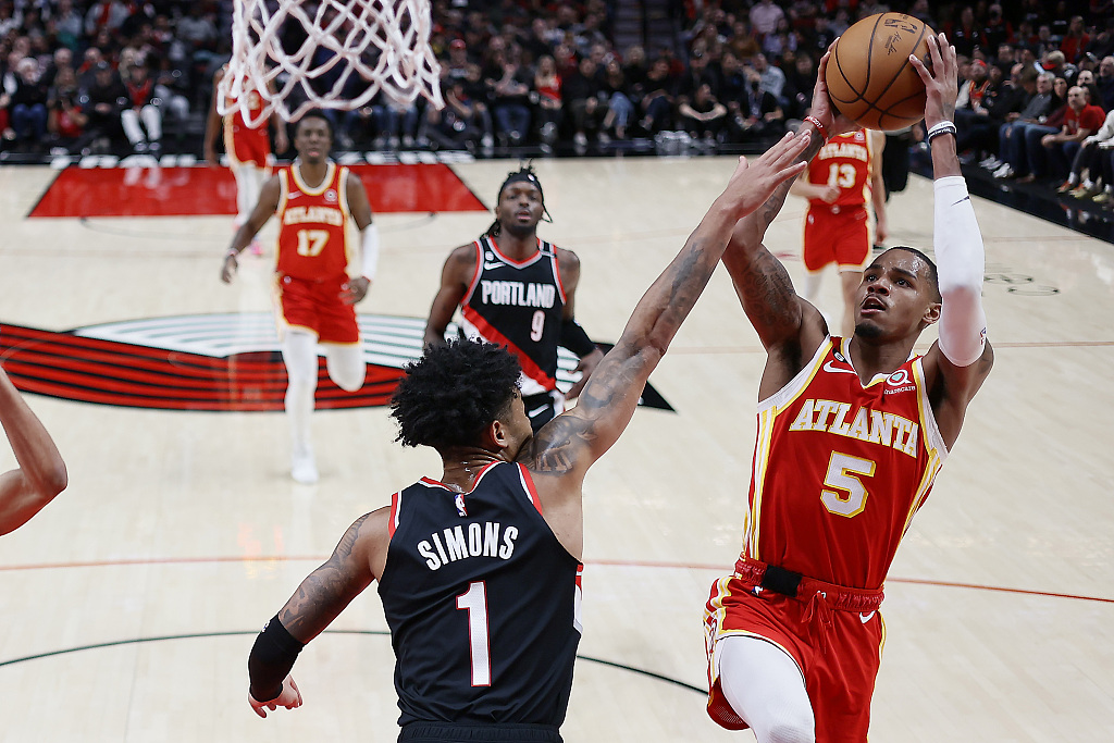Dejounte Murray (#5) of the Atlanta Hawks shoots in the game against the Portland Trail Blazers at the Moda Center in Portland, Oregon, January 30, 2023. /CFP