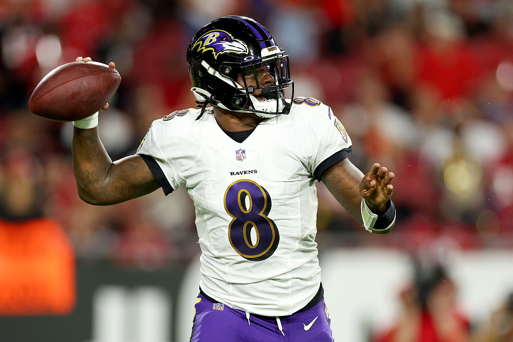Quarterback Lamar Jackson of the Baltimore Ravens passes in the game against the Tampa Bay Buccaneers at Raymond James Stadium in Tampa, Florida, October 27, 2022. /CFP