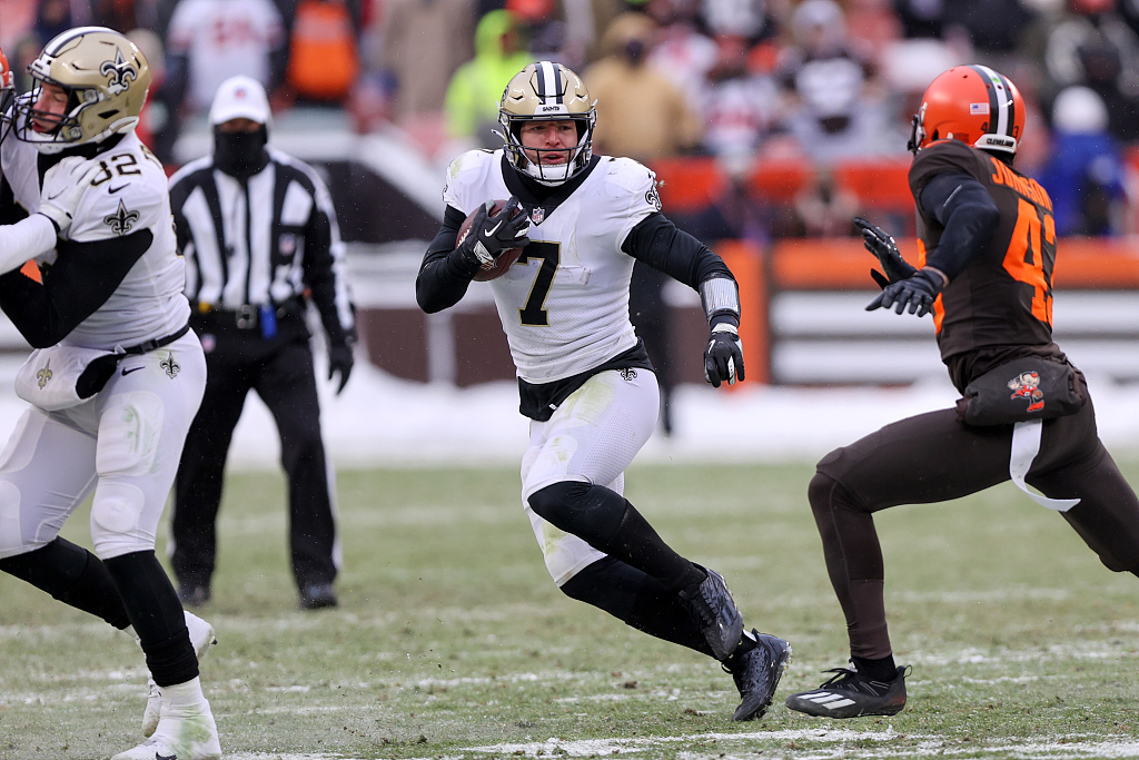 Tight end Taysom Hill (#7) of the New Orleans Saints runs runs with the ball in the game against the Cleveland Browns at FirstEnergy Stadium in Cleveland, Ohio, December 24, 2022. /CFP