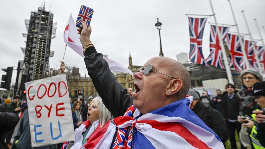 Supporters of a pro-Brexit group celebrate at Parliament Square in London, Britain, January 31, 2020. /Xinhua