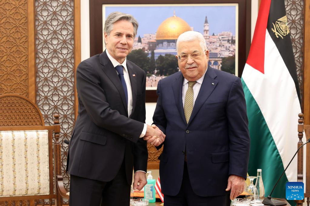 Palestinian President Mahmoud Abbas (R) shakes hands with U.S. Secretary of State Antony Blinken during their meeting in the West Bank city of Ramallah, January 31, 2023. /Xinhua