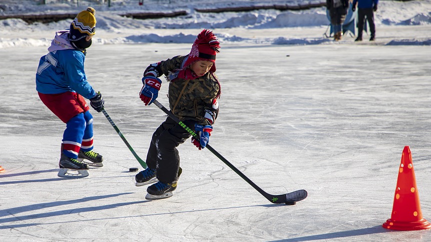 Children play ice hockey at the Lake Songhua Resort in Jilin City, China's Jilin Province, January 23, 2023. /CFP
