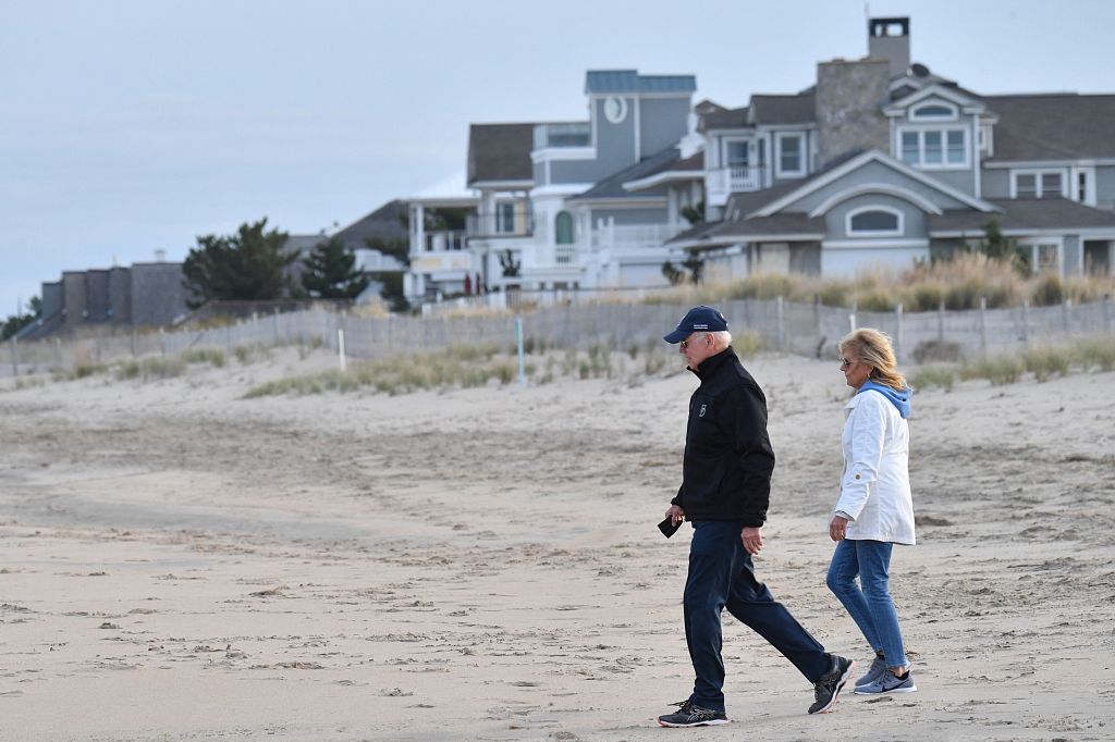 U.S. President Joe Biden and First Lady Jill Biden walk on Rehoboth Beach, Delaware, U.S., November 7, 2021 /CFP