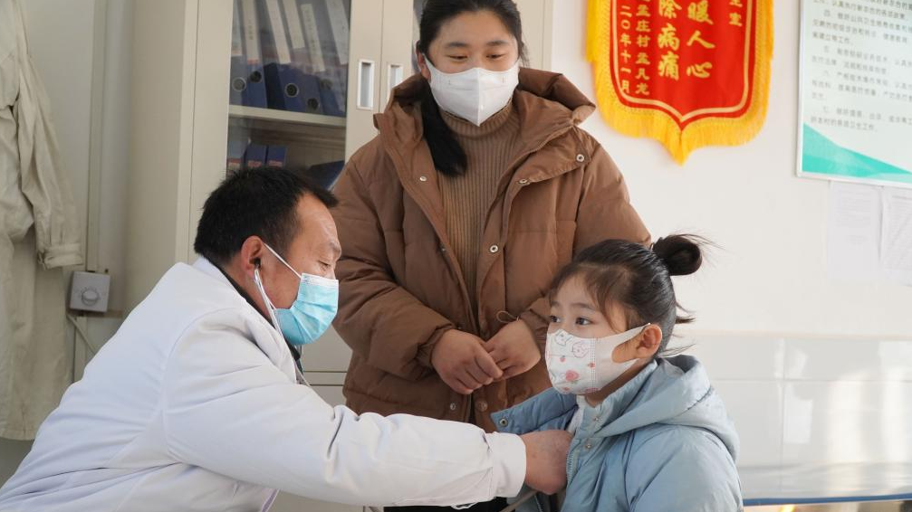 A village doctor examines a girl at the clinic in Shaoji village of Yuncheng county, east China's Shandong Province, January 10, 2023. /Xinhua
