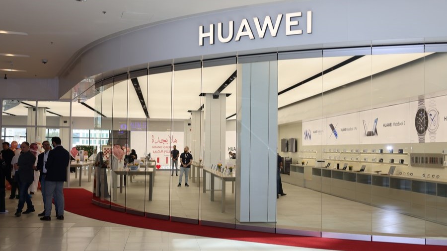 Visitors try smart devices at a new Huawei store in Jeddah, Saudi Arabia, January 31, 2023. /Xinhua