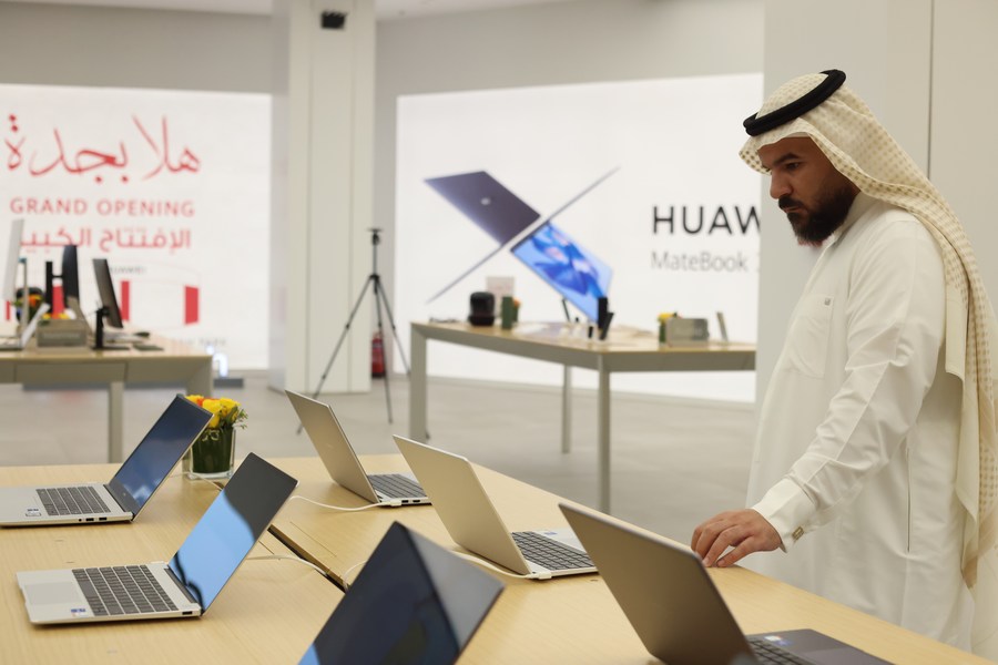 A visitor tries smart devices at a new Huawei store in Jeddah, Saudi Arabia, January 31, 2023. /Xinhua
