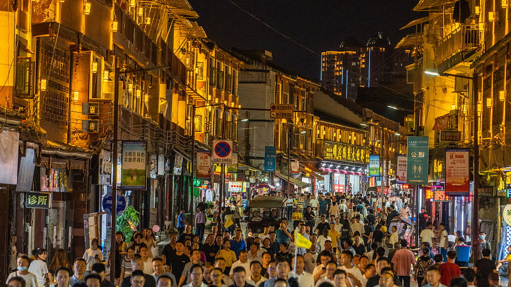 Crowd flock into a pedestrian street in Bijie, southwest China's Guizhou Province, August 23, 2022. /CFP