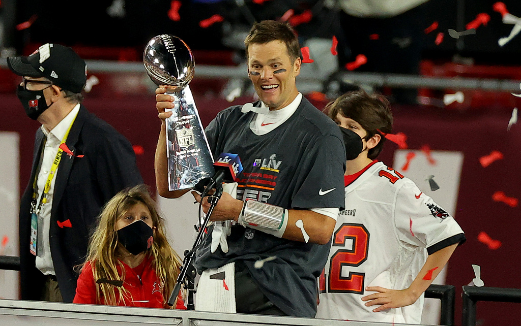 Quarterback Tom Brady (C) of the Tampa Bay Buccaneers celebrates with the Vince Lombardi Trophy after the 31-9 win over the Kansas City Chiefs in Super Bowl LV at Raymond James Stadium in Tampa, Florida, February 7, 2021. /CFP