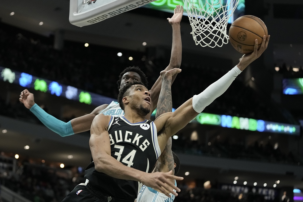 Giannis Antetokounmpo (#34) of the Milwaukee Bucks shoots in the game against the Charlotte Hornets at Fiserv Forum in Milwaukee, Wisconsin, January 31, 2023. /CFP