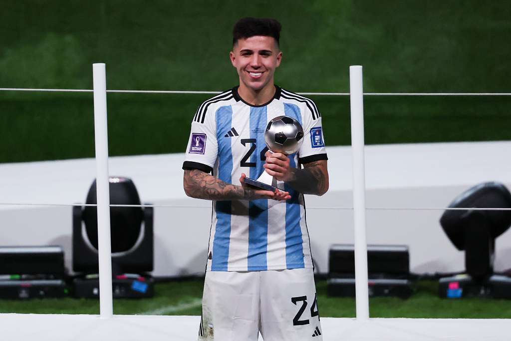Argentina midfielder Enzo Fernandez poses with the Best Young Player award at the 2022 World Cup at Lusail Stadium in Lusail City, Qatar, December 18, 2022. /CFP