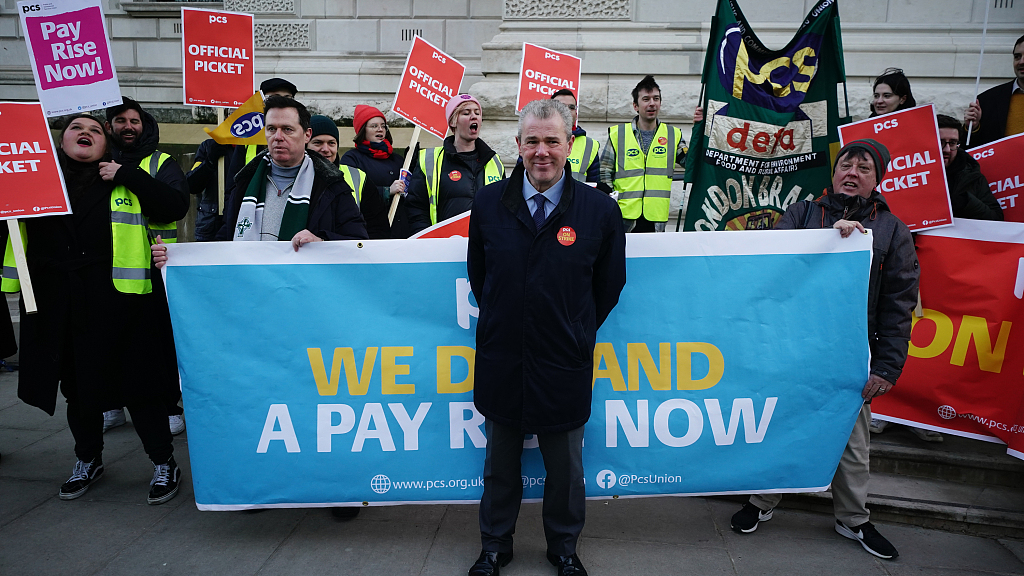 General secretary of the Public and Commercial Services union, Mark Serwotka (C), joins union members outside the office of HM Treasury, in Westminster, UK, February 1, 2023. /CFP
