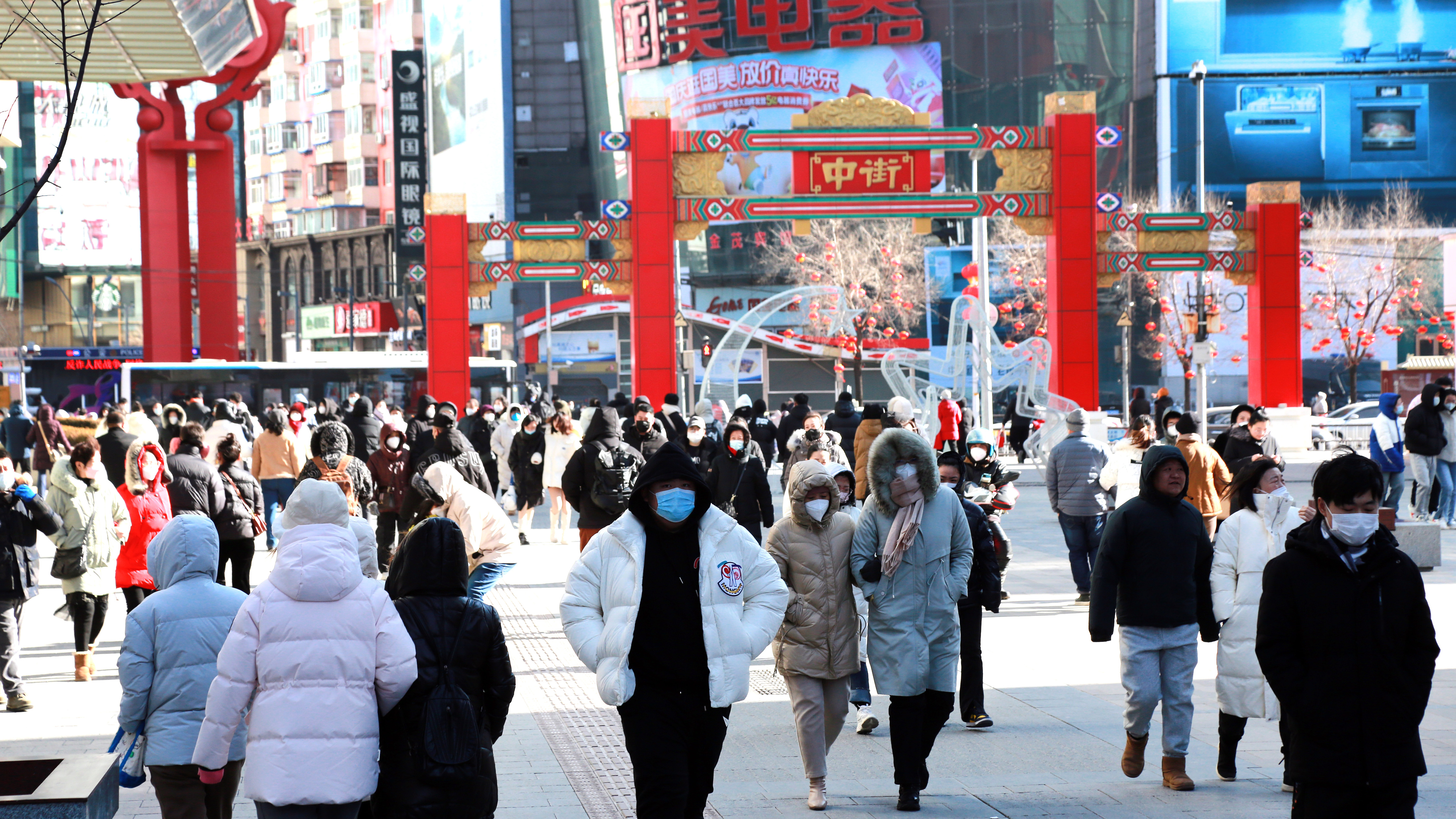 The shopping area is crowded with people in Shenyang, northeast China's Liaoning Province, January 27, 2023. /CFP