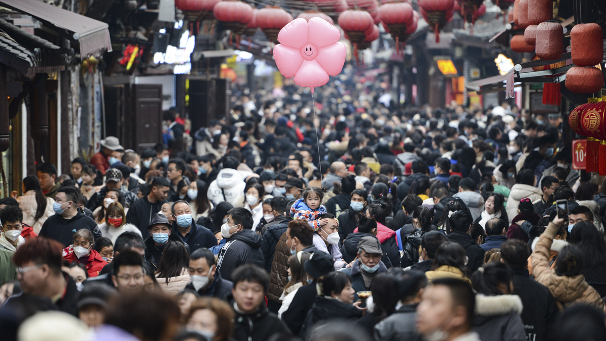 PLEASETourists crowd the Ciqikou Old Town in southwest China's Chongqing Municipality, January 26, 2023. /CFP