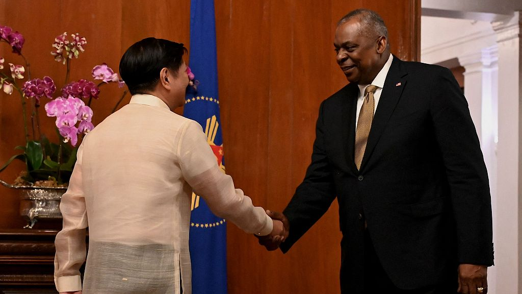 Philippine President Ferdinand R. Marcos Jr. (L) receives U.S. Defense Secretary Lloyd Austin prior to their meeting at the Malacanang Palace in Manila, the Philippines, February 2, 2023. /CFP