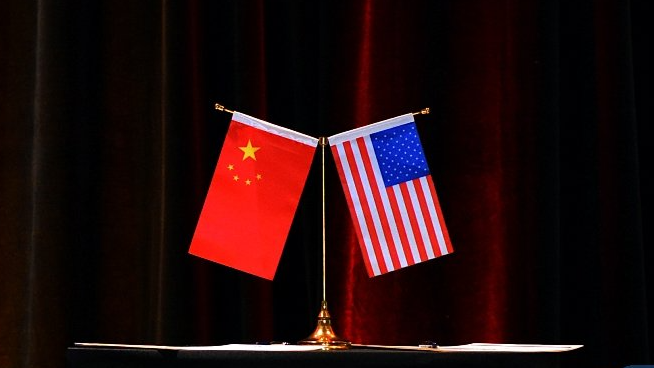  The national flags of China and the U.S. /Xinhua