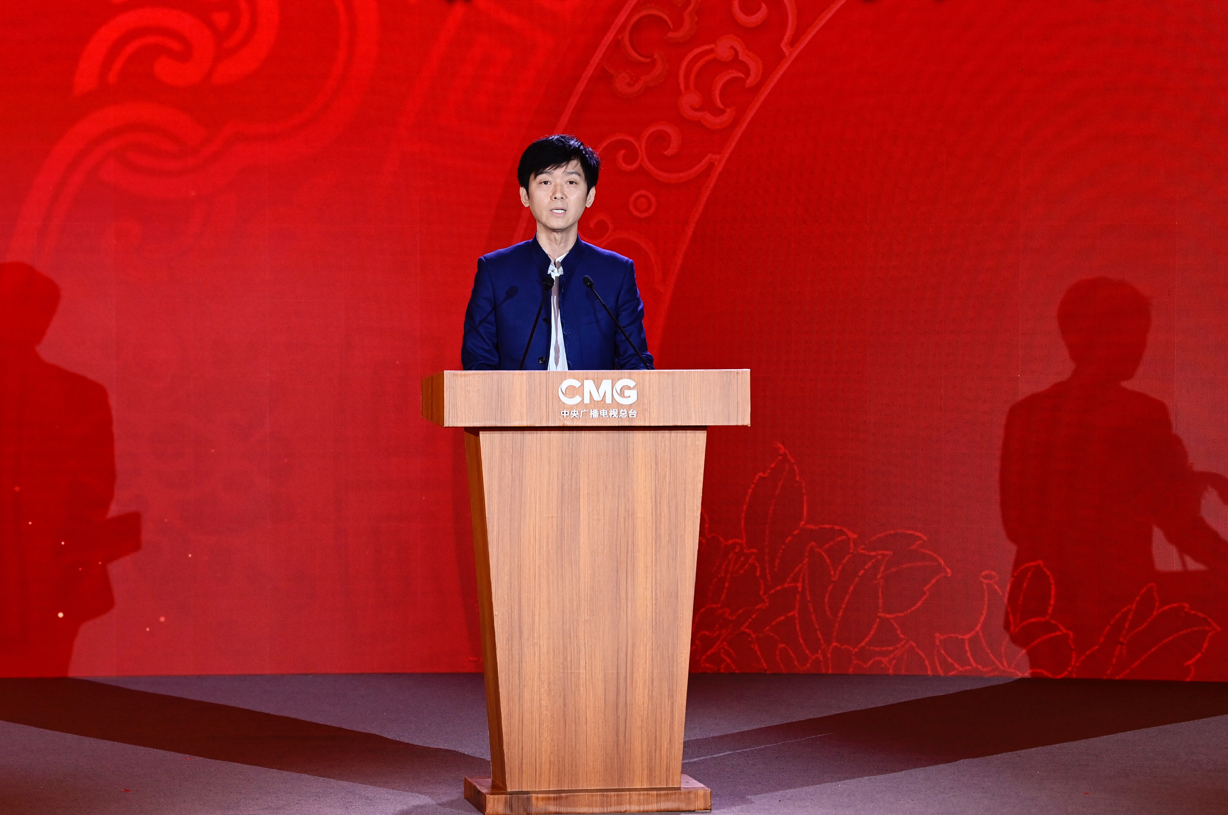 Xu Guangwen, director of CMG's arts program center, outlines the content of the Lantern Festival Gala. /CMG