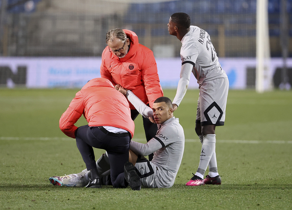 PSG's Kylian Mbappe (C) receives medical treatment during their clash with Montpellier at the State La Mosson stadium in Montpellier, France, February 1, 2023. /CFP