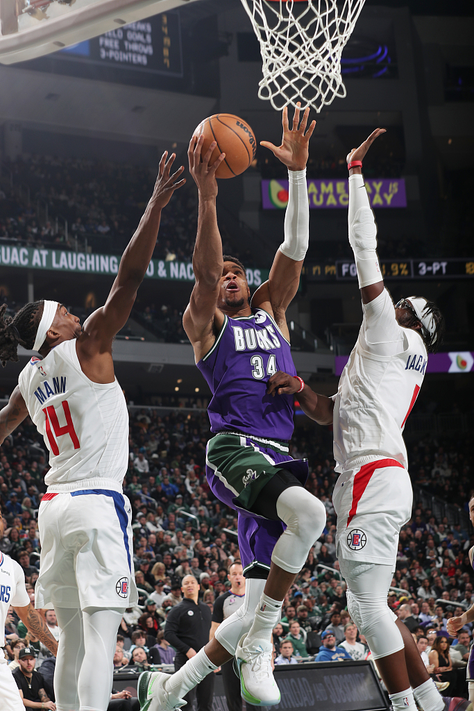 Giannis Antetokounmpo (#34) of the Milwaukee Bucks drives toward the rim in the game against the Los Angeles Clippers at Fiserv Forum in Milwaukee, Wisconsin, February 2, 2023. /CFP