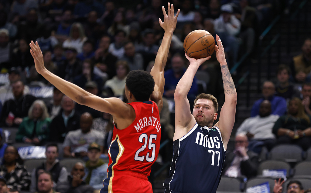 Luka Doncic (#77) of the Dallas Mavericks shoots in the game against the New Orleans Pelicans at the American Airlines Center in Dallas, Texas, February 2, 2023. /CFP