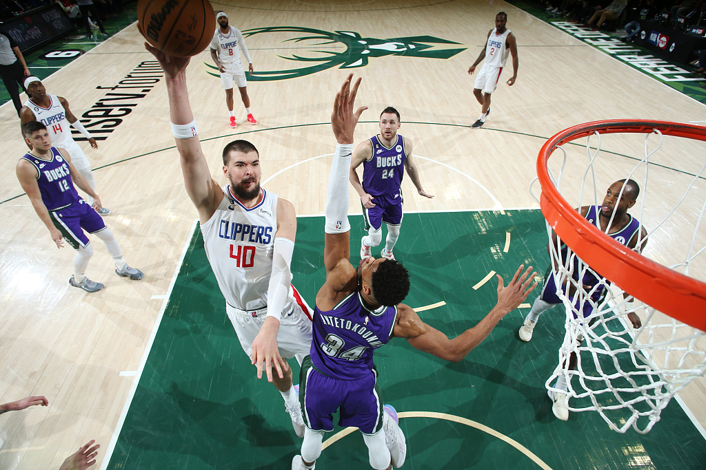 Ivica Zubac (#40) of the Los Angeles Clippers shoots in the game against the Milwaukee Bucks at Fiserv Forum in Milwaukee, Wisconsin, February 2, 2023. /CFP