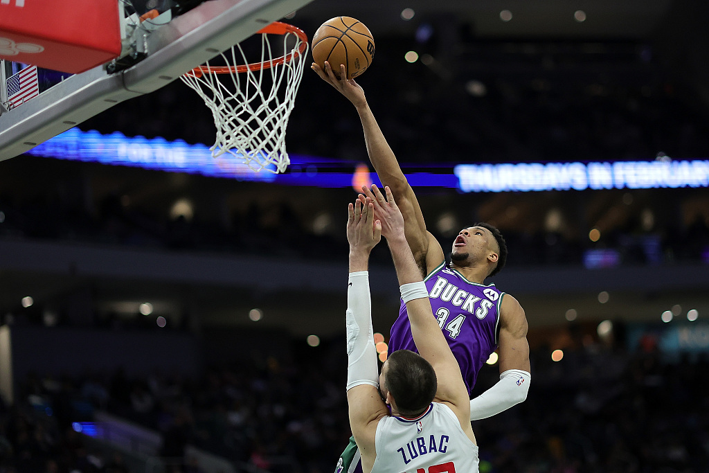 Giannis Antetokounmpo (#34) of the Milwaukee Bucks drives toward the rim in the game against the Los Angeles Clippers at Fiserv Forum in Milwaukee, Wisconsin, February 2, 2023. /CFP