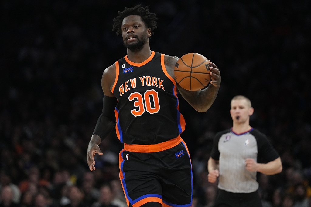 Julius Randle of the New York Knicks dribbles in the game against the Los Angeles Lakers at Madison Square Garden in New York City, January 31, 2023. /CFP