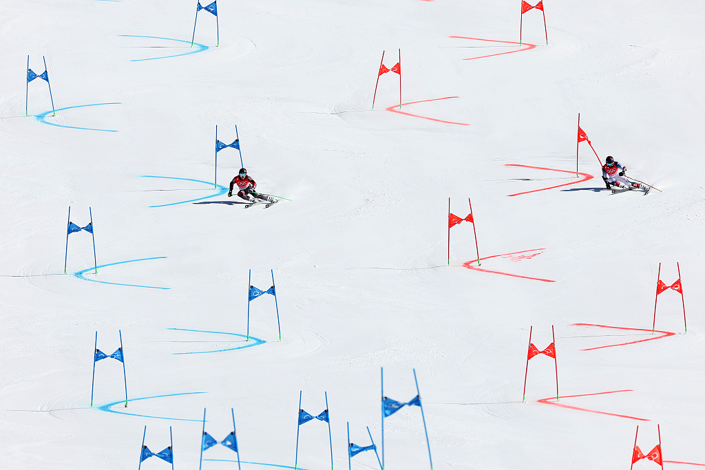 Athletes compete during the Beijing 2022 mixed team parallel event at the National Alpine Ski Center in the competition zone of Yanqing, Beijing, China, February 20, 2022. /CFP 