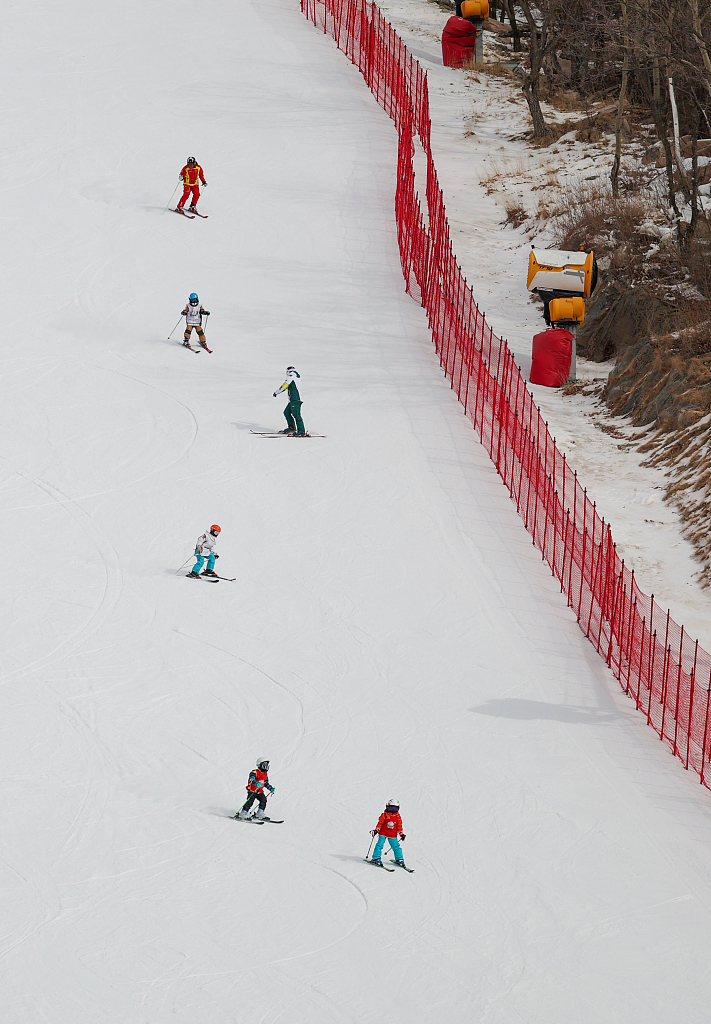 Skiers at the National Alpine Ski Center in Yanqing District, Beijing, China, February 2, 2023. /CFP