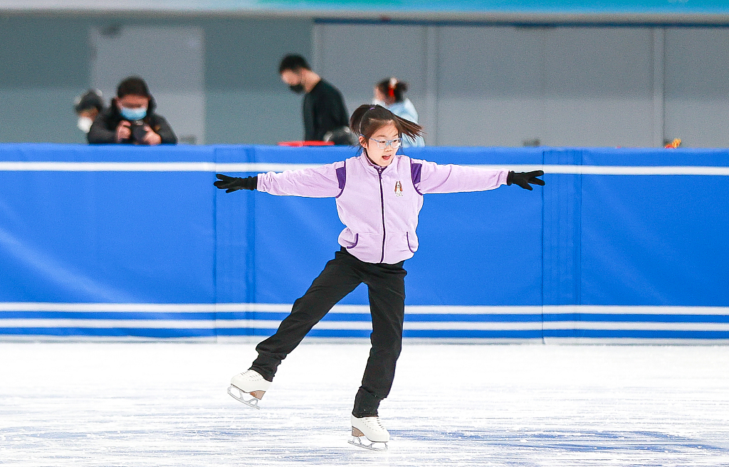 A girl practices skating at the National Speed Skating Oval in Beijing, China, January 26, 2023. /CFP 
