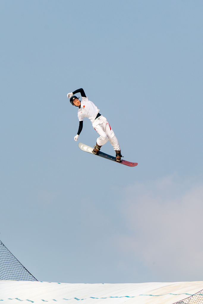 A pro-skier shows big air skills at a stadium in Chengdu, southwest China's Sichuan Province, November 14, 2022. /CFP 