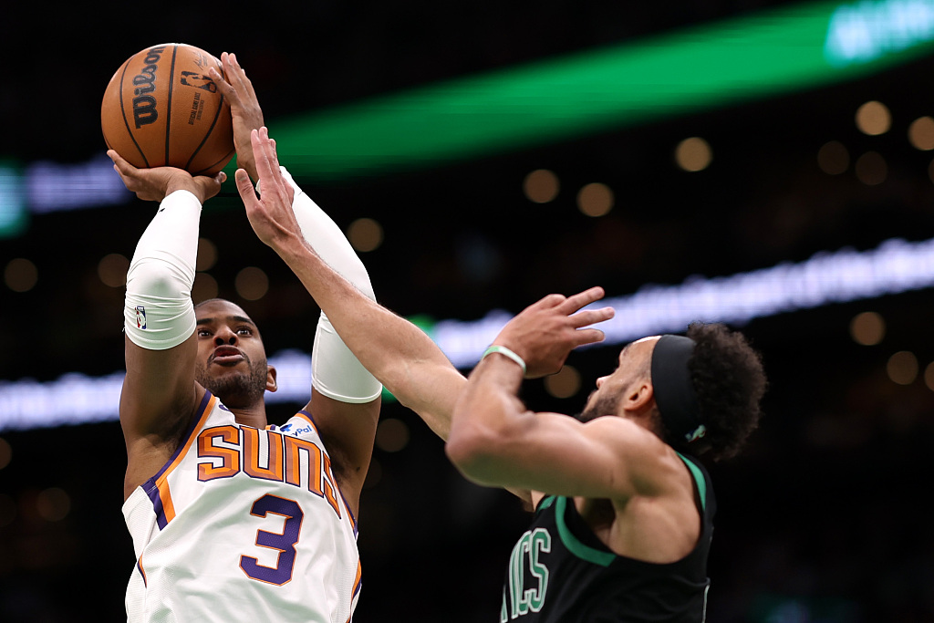 Chris Paul (#3) of the Phoenix Suns shoots in the game against the Boston Celtics at TD Garden in Boston, Massachusetts, February 3, 2023. /CFP