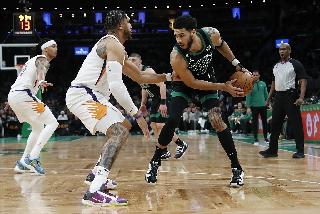 Jayson Tatum (R) of the Boston Celtics posts up in the game against the Phoenix Suns at TD Garden in Boston, Massachusetts, February 3, 2023. /CFP