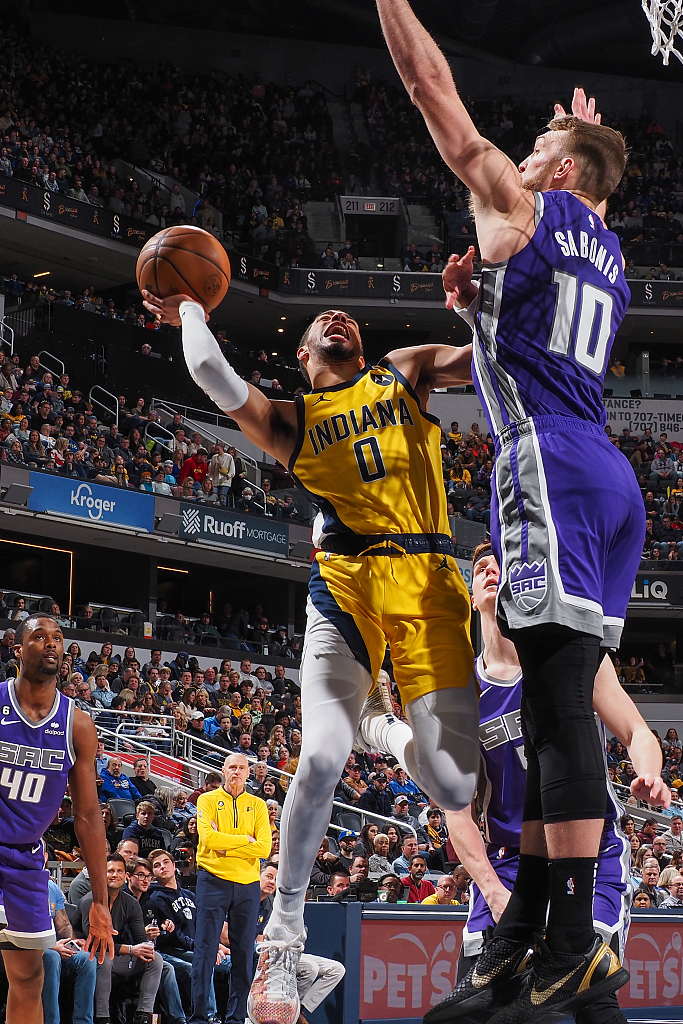 Tyrese Haliburton (#0) of the Indiana Pacers drives toward the rim in the game against the Sacramento Kings at Gainbridge Fieldhouse in Indianapolis, Indiana, February 3, 2023. /CFP