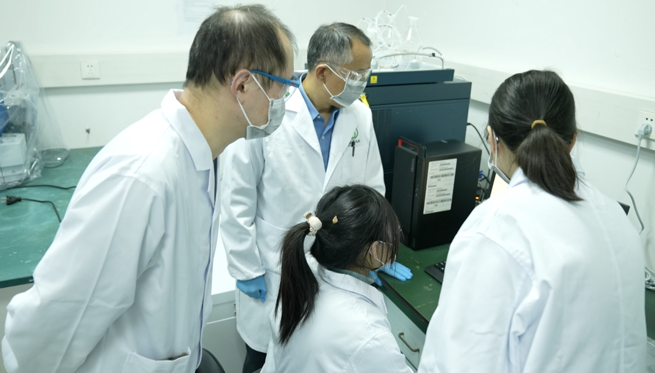 Professor Shen Jingshan and his team at Shanghai Institute of Materia Medica. /CGTN