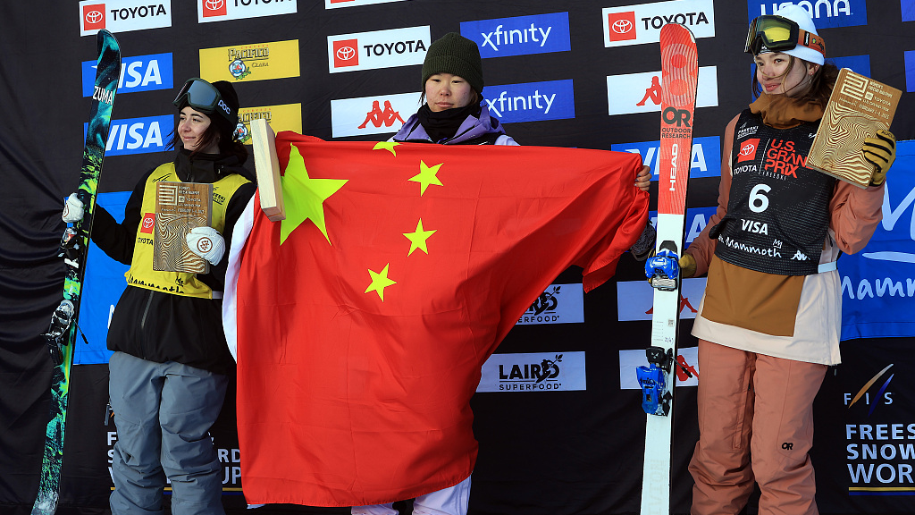 L-R: Rachael Karker, Zhang Kexin and Zoe Atkin celebrate after the women's final of the FIS freestyle skiing halfpipe World Cup in Mammoth Mountain, U.S., February 3, 2022. /CFP