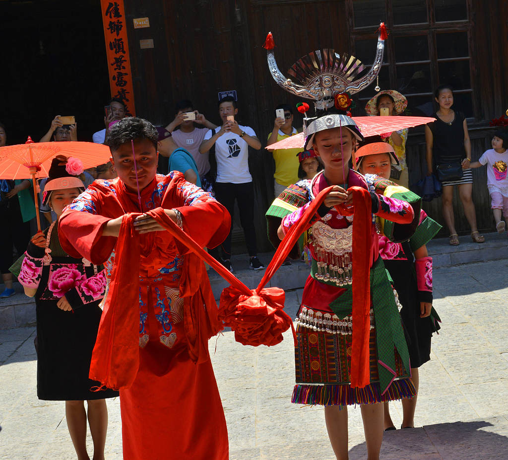 Xiasi Town in Qiandongnan Miao and Dong Autonomous Prefecture of Guizhou Province treats tourists to a wedding ceremony performance by the Miao people. /CFP